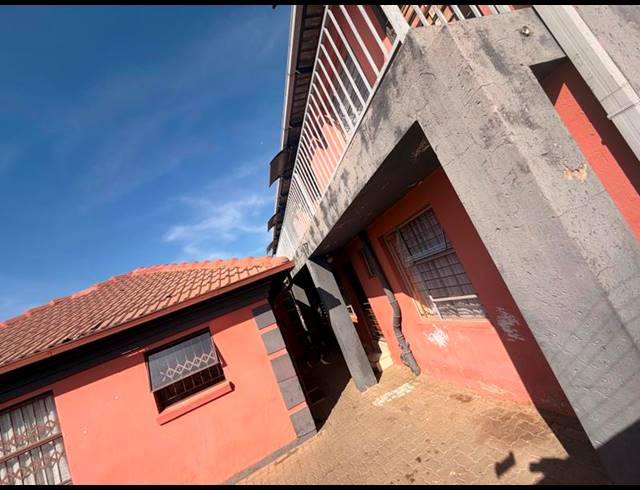 11 BEDROOM HOUSE FOR SALE IN OLIEVENHOUTBOSCH